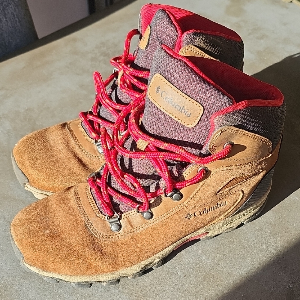 Columbia Tan and Red Outdoor Boots Mens Size 6 Lightly Used